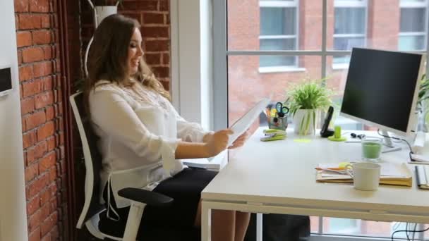 Hermoso modelo femenino con curvas como mujer de negocios que trabaja en la oficina — Vídeos de Stock