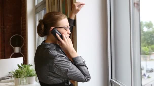 Beautiful curvy female model as business woman working at the office — Stock Video