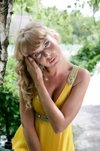 Linda jovem loira modelo feminino em um vestido amarelo cocktail — Fotografia de Stock