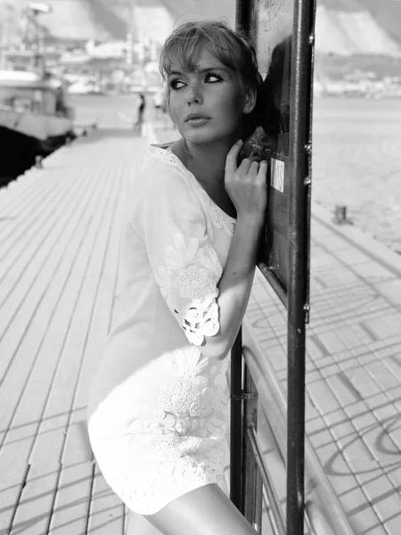 桟橋で金髪の若い美しい女性モデル — ストック写真