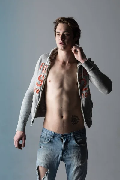 Stüdyo erkek model ticari reklam çekimi — Stok fotoğraf