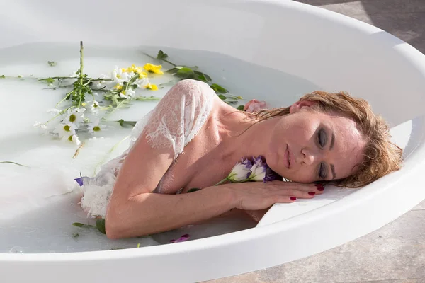 Bella donna bionda rilassante in una vasca idromassaggio . — Foto Stock