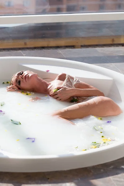 Schöne blonde Frau entspannen in einem Whirlpool. — Stockfoto