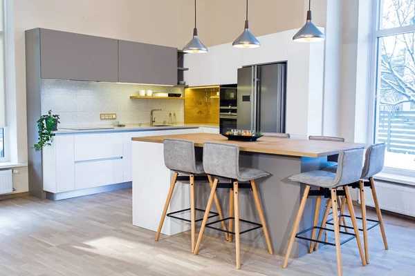 Interior del hogar moderno. Diseño moderno de la cocina en el interior ligero . —  Fotos de Stock