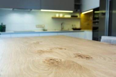 Modern ev iç. Hafif iç modern mutfak tasarımı. Mutfak Island/tabloda Oda. Kombine mutfak ve oturma odası. Avrupa mobilya, tasarım, teknoloji. Arka plan resmi.