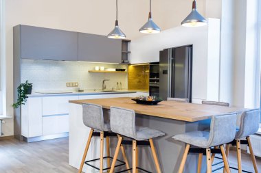 Modern ev iç. Hafif iç modern mutfak tasarımı. Odaya bir mutfak ada mevcuttur. Kombine mutfak ve oturma odası. Avrupa mobilya, tasarım, teknoloji. Boyalı cephe.