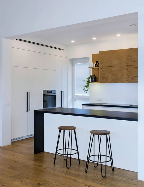 Hafif Ahşap Desenli Modern Mutfak Tasarımı Odaya Bir Mutfak Yarımada — Stok fotoğraf