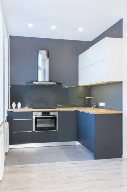 Ahşap aksan ile daire iç modern mutfak mobilyaları tasarımı. Led ışıklar. Avrupa, İskandinav tarzı. Boyalı gri cepheler. Cam duvar paneli. Proje yönetimi. Emlak. Kira. Satış.