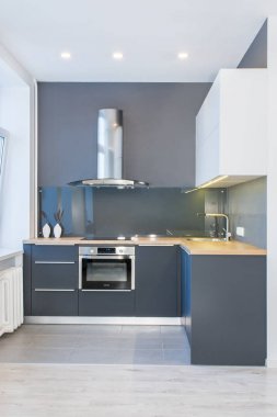 Ahşap aksan ile daire iç modern mutfak mobilyaları tasarımı. Led ışıklar. Avrupa, İskandinav tarzı. Boyalı gri cepheler. Cam duvar paneli. Proje yönetimi. Emlak. Kira. Satış.