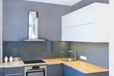 Ahşap aksan ile daire iç modern mutfak mobilyaları tasarımı. Led ışıklar. Avrupa, İskandinav tarzı. Boyalı gri cepheler. Cam duvar paneli. Proje yönetimi. Emlak. Kira. Satış.