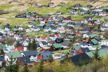 Vestmanna, Faroe Adaları, Danimarka'da Kuzey Atlantik. Güzel manzara. Şehrin dağlarda. Bahar, 04.2018.