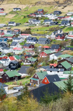 Vestmanna, Faroe Adaları, Danimarka'da Kuzey Atlantik. Güzel manzara. Şehrin dağlarda. Bahar, 04.2018.