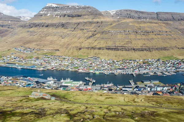 Klaksvik, Faroe Adaları, Danimarka'da Kuzey Atlantik. Güzel manzara. Şehrin dağlarda. Bahar, 04.2018.