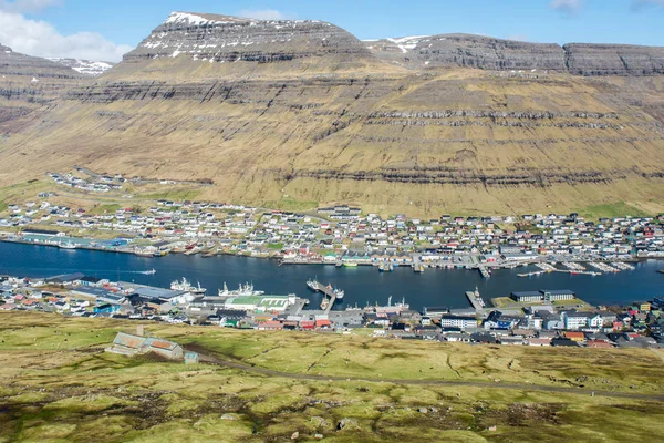 Klaksvik Feröer Szigetek Dánia Észak Atlanti Gyönyörű Táj Város Hegyekben — Stock Fotó