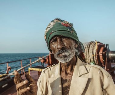 Kötü bir Hint işçi marihuana Hint Okyanusu'nda gemide 8 Ekim 2015 içiyor.