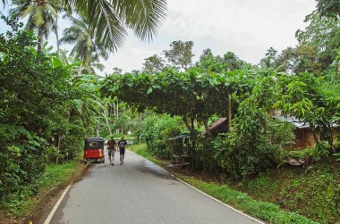 İki adam yolun kenarında Sri Lanka, Galle, 20 Haziran 2016 seyahat