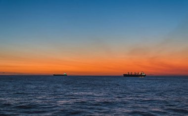 Hint okyanusunda gün batımının parlak bir colouful parlayan