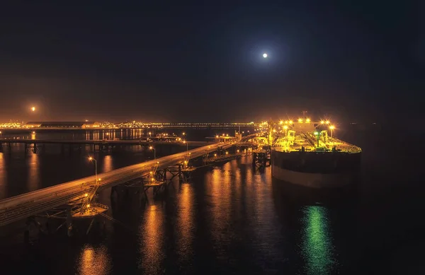 Большой Танкер Сбрасывает Нефть Порт Ночное Время — стоковое фото