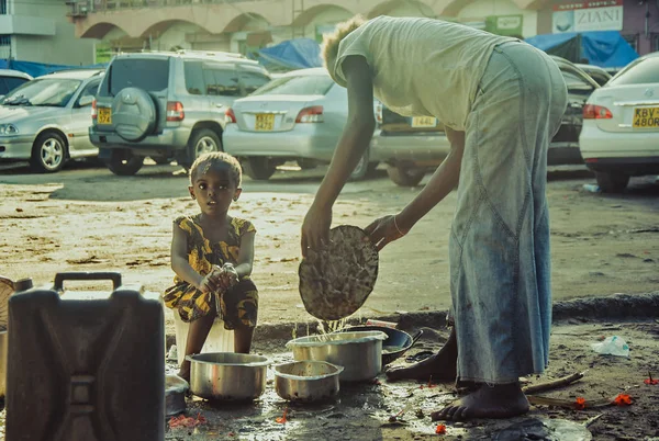 Evsiz anne ve kızı sokakta Afrika, Kenya, Mombasa şehir, 10 Kasım 2015