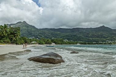 İki kadın fırtınalı havalarda, Beau Vallon, Seyşeller sahilde koşu