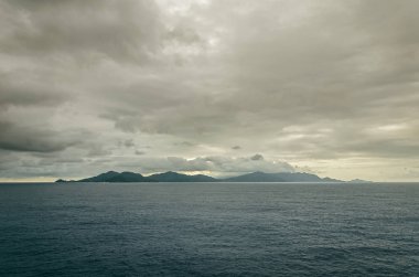 Siyah Adası'nda deniz bulutların altında
