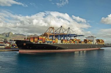 Büyük bir konteyner gemi kargo liman Port Louis, Mauritius yüklüyor