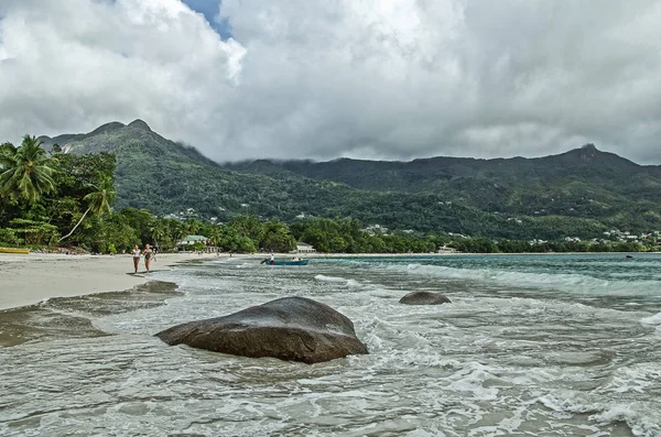 İki kadın fırtınalı havalarda, Beau Vallon, Seyşeller sahilde koşu