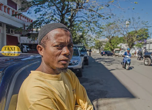 Bir yerel Madagaskarlı Müslüman taksi şoförü kamera, Toamasina, Madagaskar 11 Temmuz 2016 arıyor