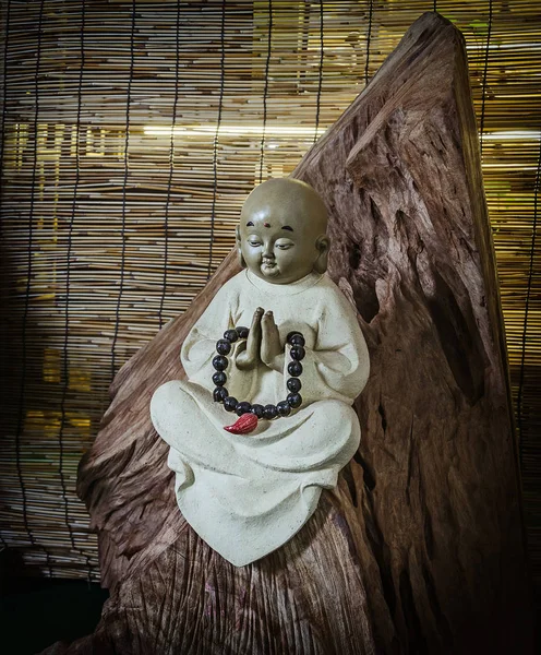 Ένα Άγαλμα Του Βούδα Κάνει Διαλογισμό Πάνω Στο Ξύλο — Φωτογραφία Αρχείου