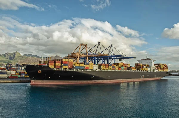 Büyük bir konteyner gemi kargo liman Port Louis, Mauritius yüklüyor