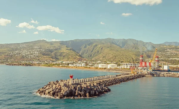 Bağlantı noktası ve büyük yeşil tepeler, Le Port, Reunion uzun bir dalgakıran