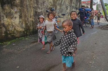 Bir Aborijin Madagaskarlı çocuk sokakta, Toamasina, Madagaskar 12 Temmuz 2016