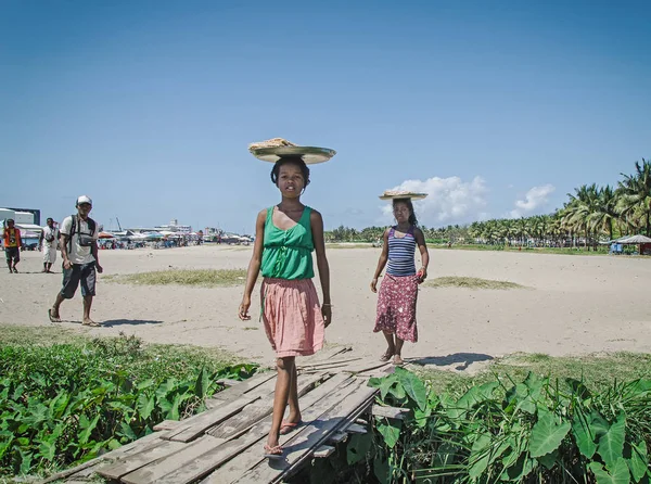 Küçük kızlar fıstık Madagaskar, Toamasina 22 Ağustos 2016 Satıyoruz