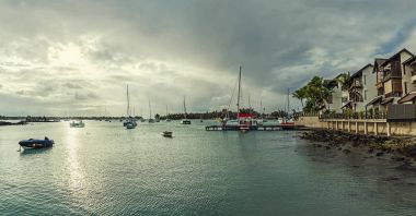 Tekneler ve bir ev ile sakin bir koy