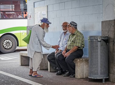 Yaşlı erkekler 17 Ağustos 2016 Reunion sokakta sohbet