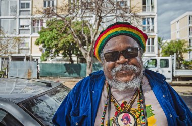 Bir rastafarian creole adam kamera, Le Port, Reunion 17 Ağustos 2016 gülümsüyor