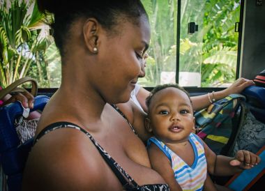 Güzel creole annesi ve otobüs, Seyşeller 05 Ağustos 2016 çocuğunu