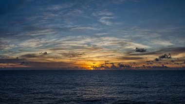 Hint Okyanusu'nda bir renkli canlı günbatımı