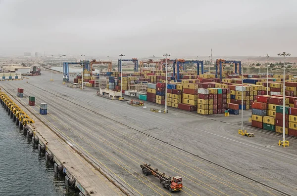 2016年8月10日 阿曼塞拉莱港有大量货柜等待装货 — 图库照片