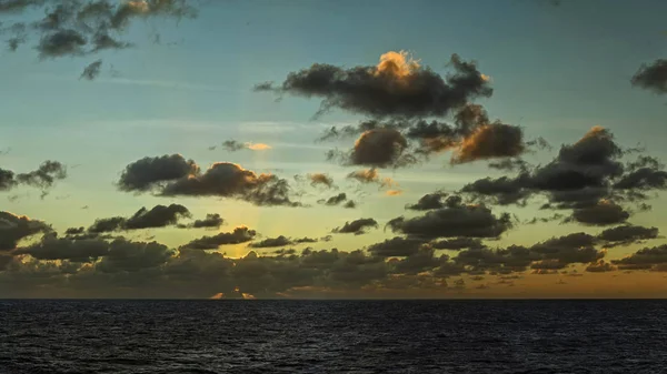 Pôr Sol Oceano Índico Com Nuvens Baunilha — Fotografia de Stock