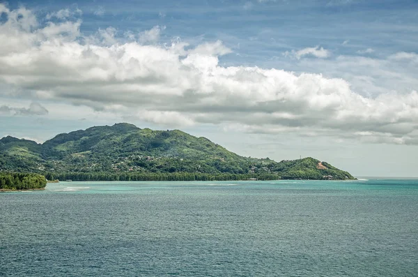 Острів Зеленими Пагорбами Блакитна Вода Навколо Великий Хмари Над Сейшельські — стокове фото