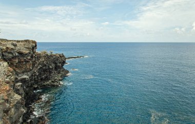 Keskin rock ve temiz boş mavi deniz ve bulutlar, Reunion