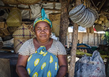 Yerel yerli yaşlı kadın bazı ürünler, Madagaskar, Toamasina 14 Kasım 2016 satıyor.