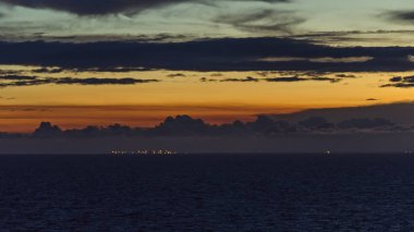 Hint Okyanusu'nda bir renkli güzel günbatımı