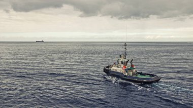 Denizde bir römorkör tekne