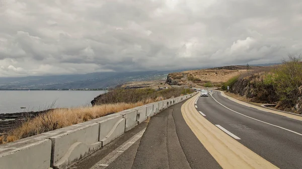 Uzun bir otoyol boyunca denizin Reunion Adası