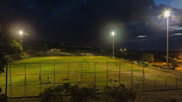 Bir futbol sahası gece zamanında Reunion Adası
