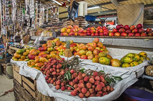 Bir sürü taze tropikal meyve içinde belgili tanımlık çarşı, Madagaskar, Toamasina