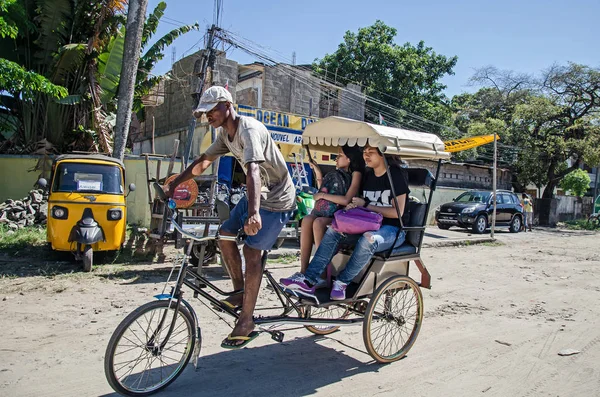 Kızlar irin-pus taksi, Madagaskar, Toamasina 14 Kasım 2016