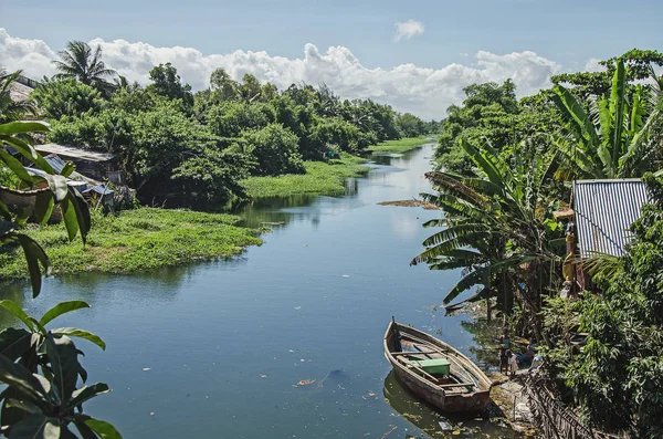 Saf çocuk Madagaskar, Toamasina kirli nehirde balık yakalamaya çalışın
